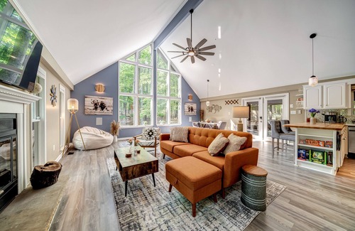 The Woods Cabin | Modern Cabin - w/Hot Tub, Arcade, Fire Pit & Pets + Pool/Pickleball/Gym Access