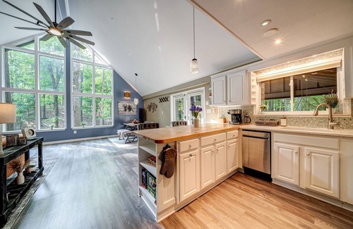 The Woods Cabin | Modern Cabin - w/Hot Tub, Arcade, Fire Pit & Pets + Pool/Pickleball/Gym Access