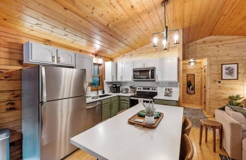 Rockbridge Cabin | Modern Cabin w/Trail to Waterfall/Cave/Cliff (TF)