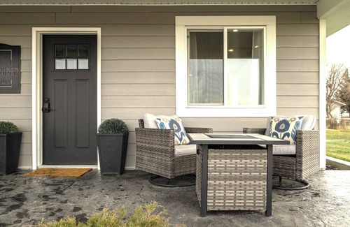 Fort Macleod Cabin | Modern cabin with King Bed, full kitchen and laundry.