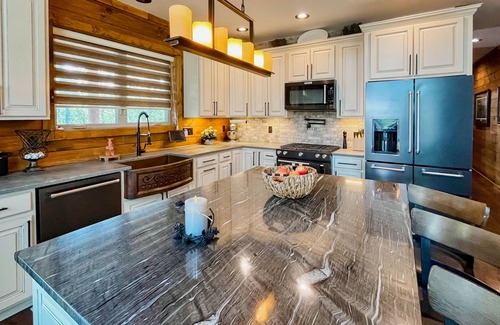 Gore Cabin | Modern cabin with fire pit, private hot tub, mountain views + dog friendly