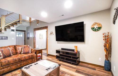 Tallassee House | Modern Cabin with Hot Tub Near Tail of the Dragon!