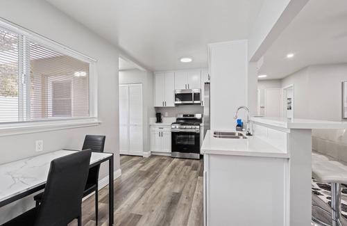 Port Hueneme House | Modern/Cal-King Beds/Backyard/5 mins from Beach