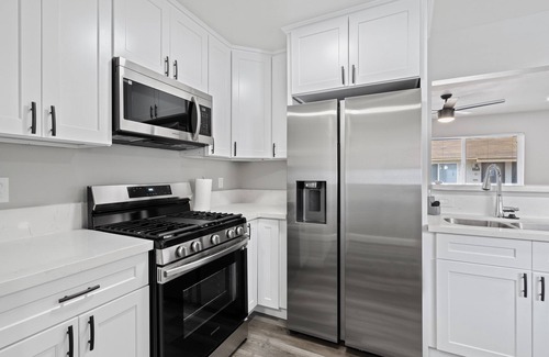 Port Hueneme House | Modern/Cal-King Beds/Backyard/5 mins from Beach
