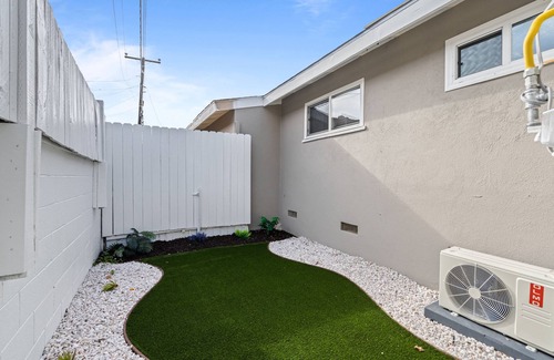 Port Hueneme House | Modern/Cal-King Beds/Backyard/5 mins from Beach