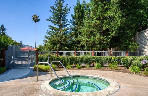 Campbell Apartment | Modern Campbell 1BR w/ Gym, Spa & W/D, walk to WF & TJ, by Blueground