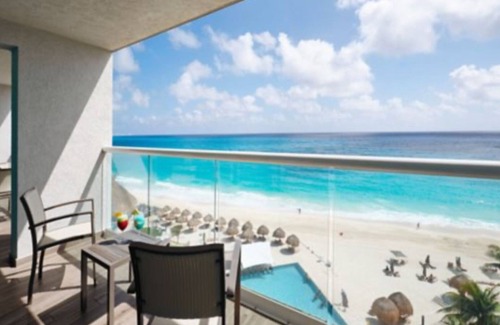 Zona Hotelera Resort | Modern Cancun resort with comfy home feel at the edge of beach and pool living.