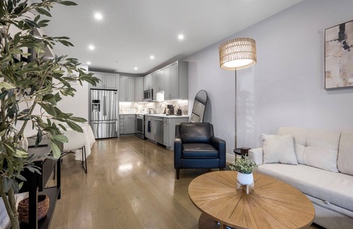 Hill East Condo | Modern Capitol Hill Stay-5 Min Walk to Metro & Eats
