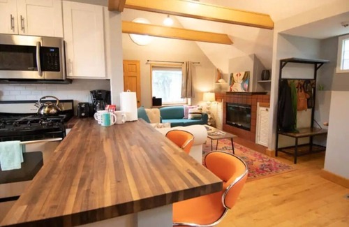 Lakeview Apartment | Modern Carriage House with Garage