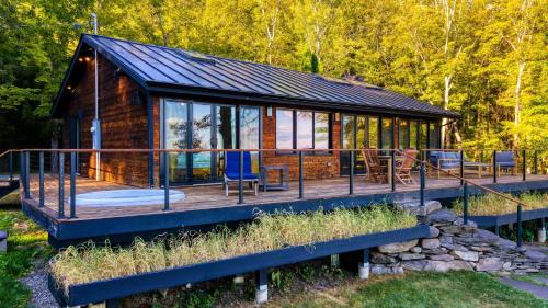 Glenford House | Modern Catskills Escape w Open Living Steam Shower Fireplace Hot Tub w Mountain Views Minutes from Woodstock Trails Suncliff Vista