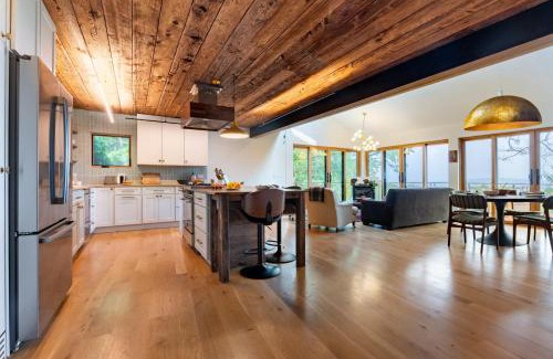 Glenford House | Modern Catskills Escape w Open Living Steam Shower Fireplace Hot Tub w Mountain Views Minutes from Woodstock Trails Suncliff Vista