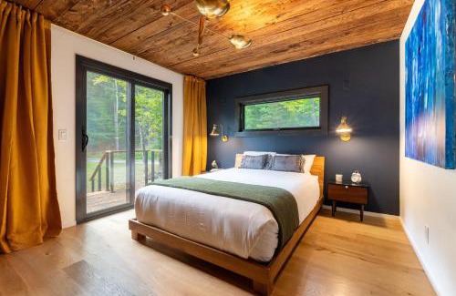 Glenford House | Modern Catskills Escape w Open Living Steam Shower Fireplace Hot Tub w Mountain Views Minutes from Woodstock Trails Suncliff Vista