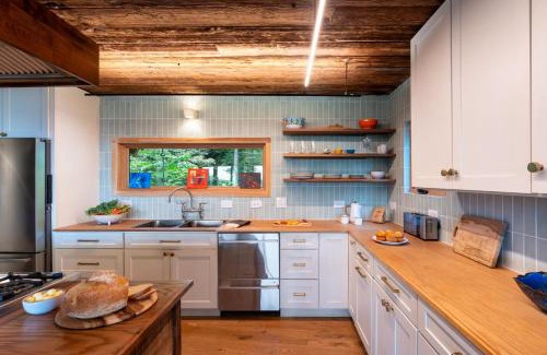 Glenford House | Modern Catskills Escape w Open Living Steam Shower Fireplace Hot Tub w Mountain Views Minutes from Woodstock Trails Suncliff Vista