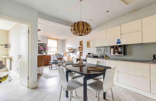 Vincent Square House | Modern Central 3-BRs house with 3 Bths 2 HotTube