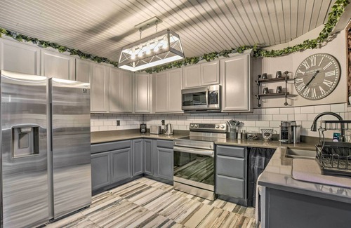Central Apartment | Modern Central Apartment w/BBQ Patio & Yard!