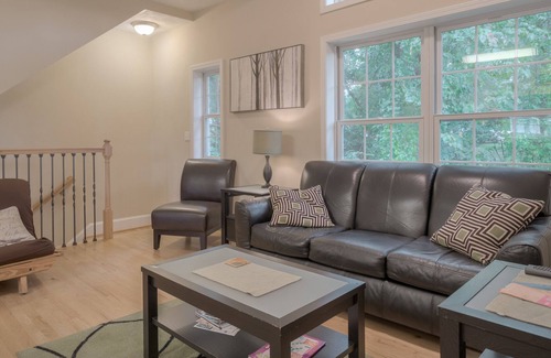 Houston - Harrell House | Modern, Centrally Located Condo Adjacent to Downtown & VT Stadium