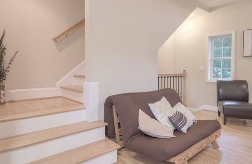Houston - Harrell House | Modern, Centrally Located Condo Adjacent to Downtown & VT Stadium