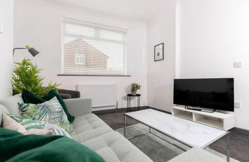 Darlington Apartment | Modern centrally located 3 bed property with TVs in each bedroom super fast WiFi and crisp white hotel linen hosted by Our Home Short Stays