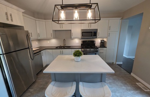 Petrolia House | Modern century home, 3 minutes from Downtown!