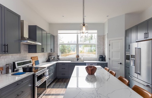 East Kootenay House | Modern chalet: ski in/out ideal location 10 beds