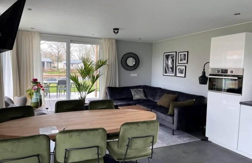 Kaatsheuvel Ski Chalet | Modern chalet with dishwasher, near De Efteling