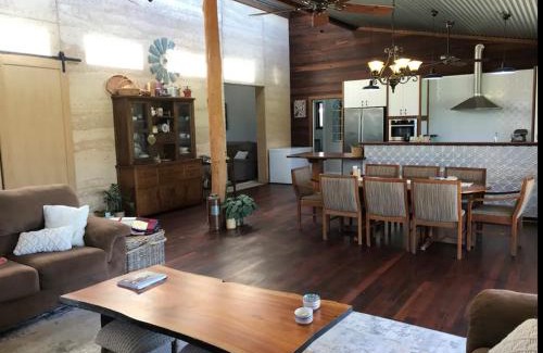 Waggrakine House | Modern Character Home - 2 Bedroom & 10 Mins from City