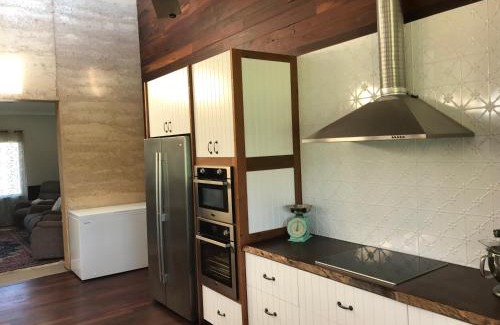 Waggrakine House | Modern Character Home - 2 Bedroom & 10 Mins from City