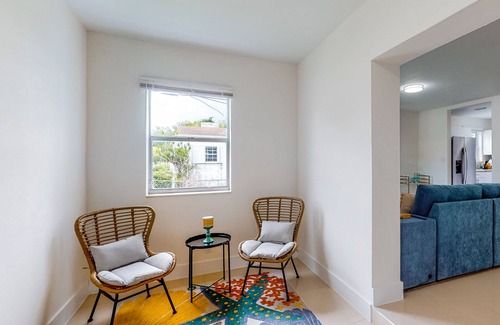 Gladeview House | Modern charmer with wood fireplace, central location, & AC