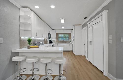 Pompano Beach Villa | Modern Chic 7-BR w Amazing Pool Gameroom