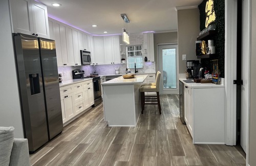 SoHo Condo | Modern Chic~Walk to Hyde Park, Bayshore, Soho~ Parking, Washer/Dryer, Patio