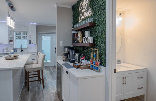 SoHo Condo | Modern Chic~Walk to Hyde Park, Bayshore, Soho~ Parking, Washer/Dryer, Patio
