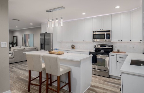 SoHo Condo | Modern Chic~Walk to Hyde Park, Bayshore, Soho~ Parking, Washer/Dryer, Patio