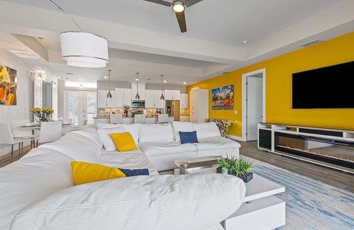 Pelican Villa | Modern, child-friendly villa with heated pool, right on the water with boat lift