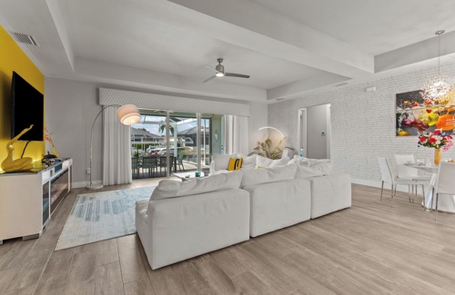 Pelican Villa | Modern, child-friendly villa with heated pool, right on the water with boat lift
