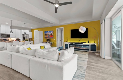 Pelican Villa | Modern, child-friendly villa with heated pool, right on the water with boat lift