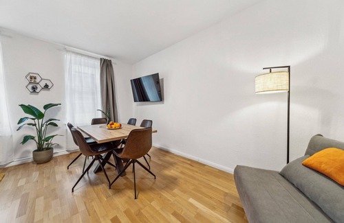 Reudnitz-Thonberg Apartment | Modern city apartment by the park