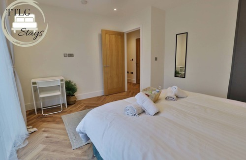 Rickmansworth Apartment | Modern City Escape by TTLG Stays