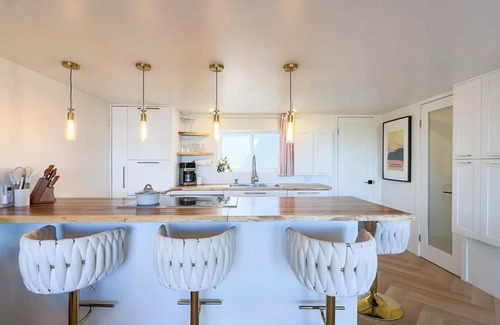 Inverhuron Cottage | Modern Classic *LakeViews*