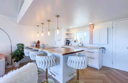 Inverhuron Cottage | Modern Classic *LakeViews*