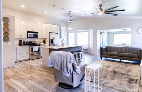 Desert Sands Golf Country House | Modern & clean home with lake view