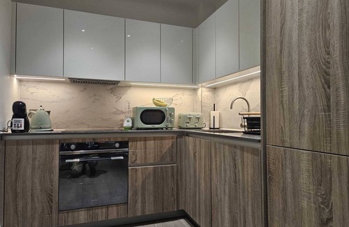 Canbury Apartment | Modern & Cosy Flat in Kingston - 5 minutes from train Station