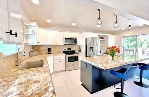 Brookings Apartment | Modern Coast Escape |Hot Tub & Games |Near Beach