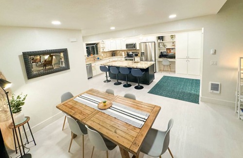 Brookings Apartment | Modern Coast Escape |Hot Tub & Games |Near Beach