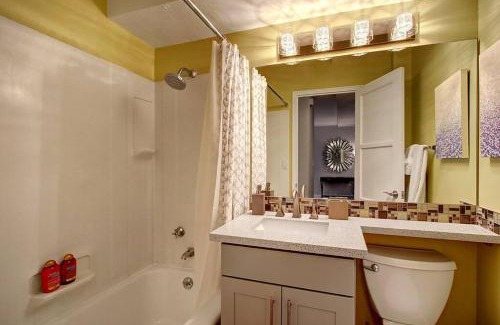 Downtown Seattle House | Modern Coastal Downtown, King bed, Work Desk, Kitchen