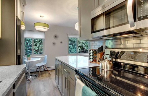 Downtown Seattle Condo | Modern Coastal Downtown, King bed, Work Desk, Kitchen
