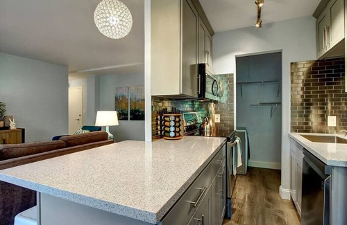Downtown Seattle Condo | Modern Coastal Downtown, King bed, Work Desk, Kitchen