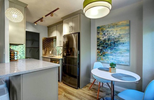 Downtown Seattle Condo | Modern Coastal Downtown, King bed, Work Desk, Kitchen