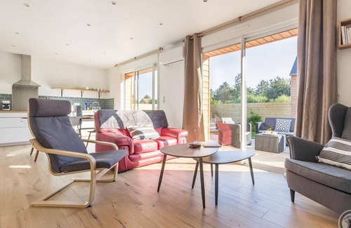 Glatigny Cottage | Modern coastal home pet-friendly with enclosed garden and parking