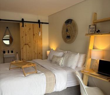 Glencairn Apartment | Modern Coastal Studio near Glencairn Beach