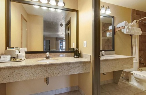 Bryce Canyon Hotel | Modern Comfort in Nature's Embrace! Swimming Pool, Free Breakfast, Pets Allowed!